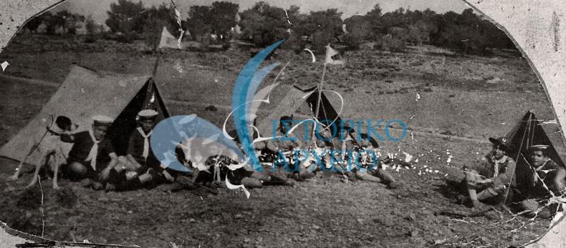 Εκδρομή της 9ης Αθηνών στην Καλογρέζα το 1935. Στην ενωμοτία των Λύκων διακρίνεται ο ενωμοτάρχης Δ. Αλεξάτος, και στων Βατράχων ο Μ. Χατζηλιάς.