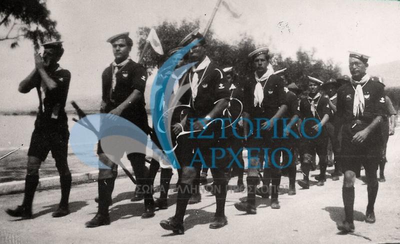 Εκδρομή της 1ης Περιόδου Φοινίκων στο Μεσολόγγι τον Απρίλιο του 1936. Διακρίνονται: Περσάκης, Μ. Χατζηλίας, Μ. Καλύβας, Τ. Γκαζιάνης