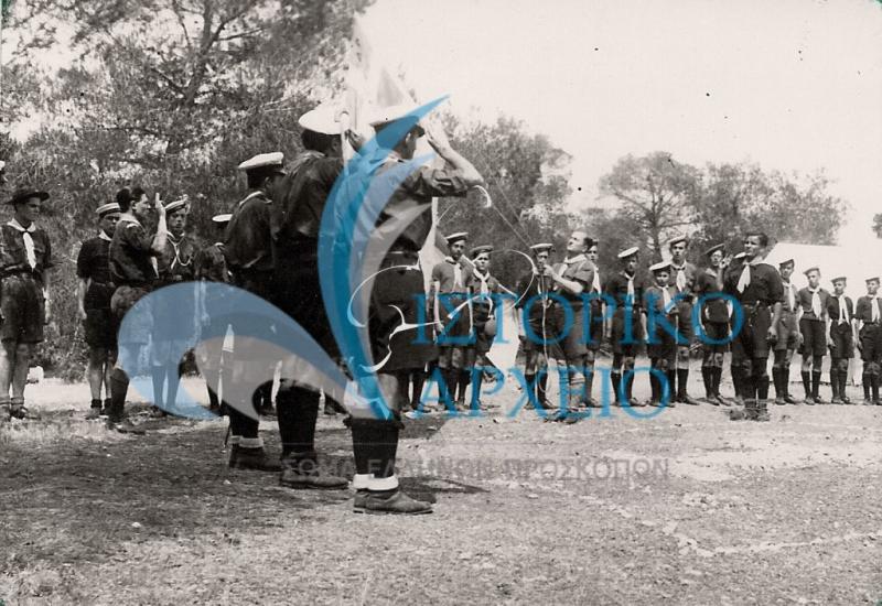 Υποστολή Σημαίας σε κατασκήνωση της 9ης Αθηνών στη Βάρκιζα τον Μάιο του 1939.