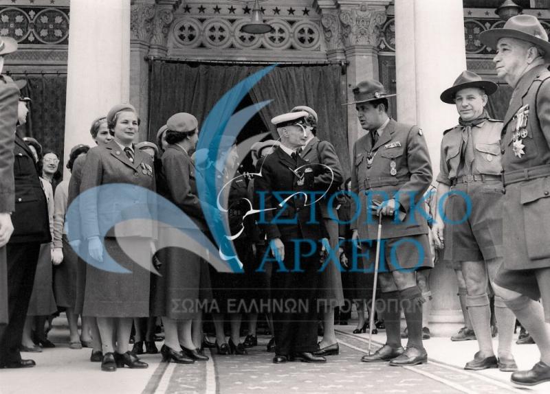Η ηγεσία του ΣΕΠ και του ΣΕΟ έξω από την Μητρόπολη μετά την Δοξολογία για τα 50 χρόνια του Προσκοπισμού το 1957.