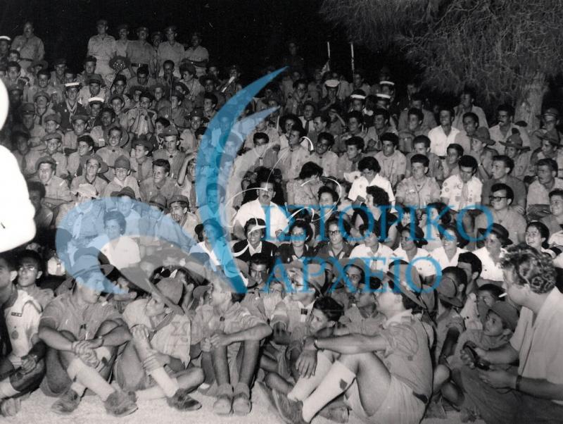 Έλληνες πρόσκοποι από όλον το κόσμο στη πυρά λήξης του Τζάμπορη Αποδήμων το 1956.