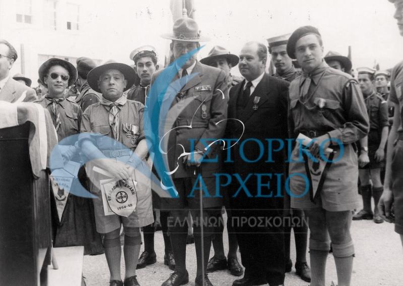 Ο ΓΕ Δ. Αλεξάτος με τον Πρόεδρο Σοφιανό και βαθμοφόρους που τα Συστήματά τους βραβεύτηκαν με το έπαθλο Μπενάκη σε εκδήλωση της Β` Περιφέρεια Αττικής (Ανατολικής) στο Ζηρίνειο το 1956.