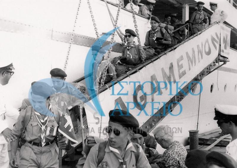 Απόδημοι Έλληνες Πρόσκοποι καταφθάνουν στο Πειραιά προκειμένου να συμμετέχουν στο Τζάμπορη Αποδήμων το 1956