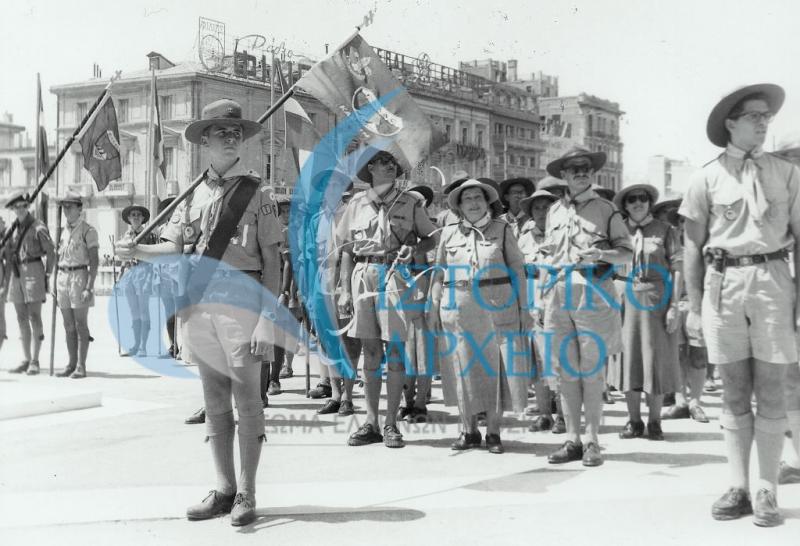 Έλληνες Απόδημοι Πρόσκοποι που συμμετέχουν στο Τζάμπορη Αποδήμων καταθέτουν Στεφάνι στο Μνημείο του Αγνώστου Στρατιώτη το 1956. 