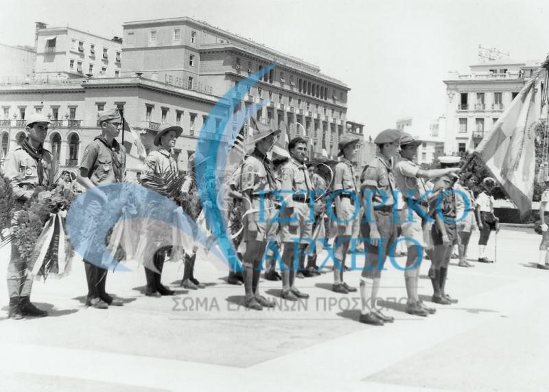 Έλληνες Απόδημοι Πρόσκοποι που συμμετέχουν στο Τζάμπορη Αποδήμων καταθέτουν Στεφάνι στο Μνημείο του Αγνώστου Στρατιώτη το 1956. 