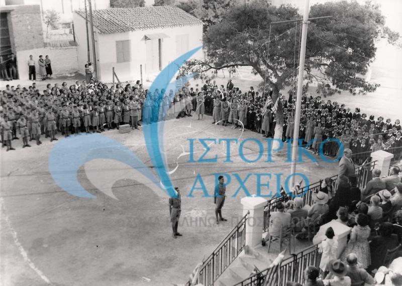 Πρόσκοποι σε Οδηγοί σε παράταξη για την Τελετή Υπόσχεσης στην Παιδούπολη Αγ. Χαραλάμπους του Ιωσηφόγλειου Ιδρύματος τον Ιούνιο του 1949.