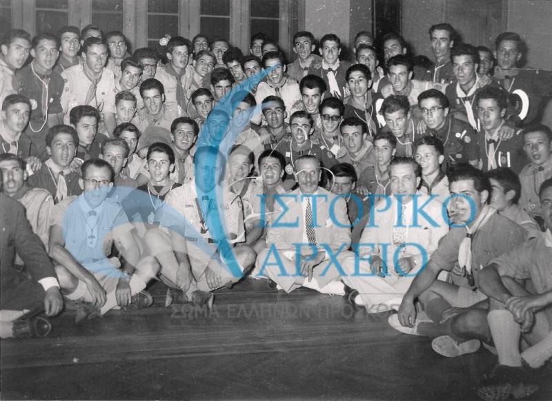 Πρόσκοποι που συμμετείχαν στο 1ο Τζαμπορέτο Ενωμοταρχών σε εκδήλωση στο Δημαρχείο Αθηναίων το 1954.