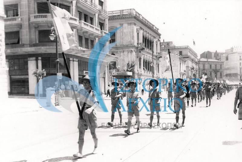 Πρόσκοποι που συμμετείχαν στο 1ο Πανελλήνιο Τζάμπορη του Διονύσου σε παρέλαση στην οδό Πανεπιστημίου μετά την Κατάθεση Στεφάνου στο Σύνταγμα το 1950.