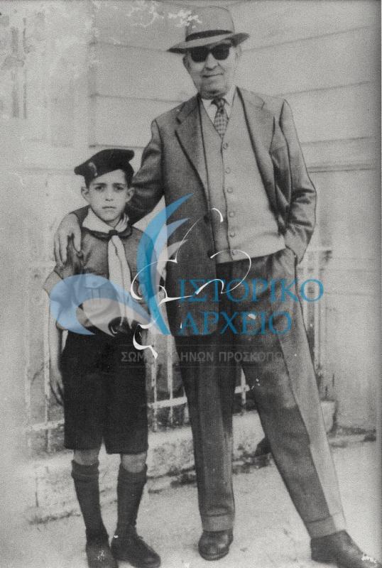 Ο Κώστας Γεωργάκης το 1957 με τον παππού του στην Κέρκυρα. Ο Κ. Γεωργάκης ως φοιτητής γεωλογίας στην Ιταλία είχε αναπτύξει αντιδικτατορική δράση. Φοβούμενος τις επιπτώσεις που θα είχε αυτό στην οικογένειά του στην Ελλάδα θέλησε να αυτοπυρποληθεί στις 19 Σεπτεμβρίου του 1970 στην Πλατεία της Γένοβας φωνάζοντας "Ζήτω η ελεύθερη Ελλάδα". Η πράξη του, που έμεινε άγνωστη για πολλά χρόνια, αποτελεί μια από τις πρωτοπόρες του αντιδικτατορικού αγώνα.