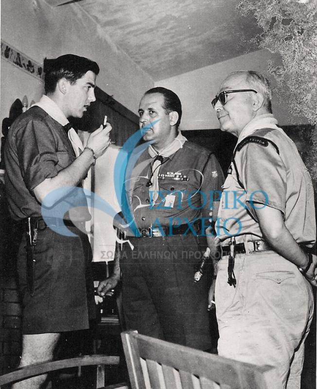 Ο Διάδοχος Κωνσταντίνος συνομιλεί με τον Δ. Αλεξάτο και Τ. Γκαζίανη στο περιθώριο της 1ης περιόδου Διακριτικού Δάσους Εφόρων Αρχηγών στο ΠΥΒΑ το 1963.