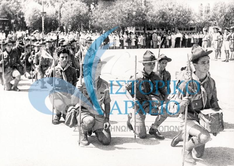 Η ελληνική προσκοπική αντιπροσωπεία στο Τζάμπορη της Γαλλίας το 1947 γονυκλινείς καταθέτει Στεφάνι στο Μνημείο του Αγνώστου Στρατιώτη με την επάνοδό της στην Ελλάδα.