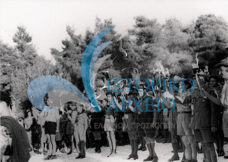 Πρόσκοποι με δάδες στα χέρια λίγο πριν την αφή της πυράς έναρξης του Τζάμπορη Διονύσου το 1950.