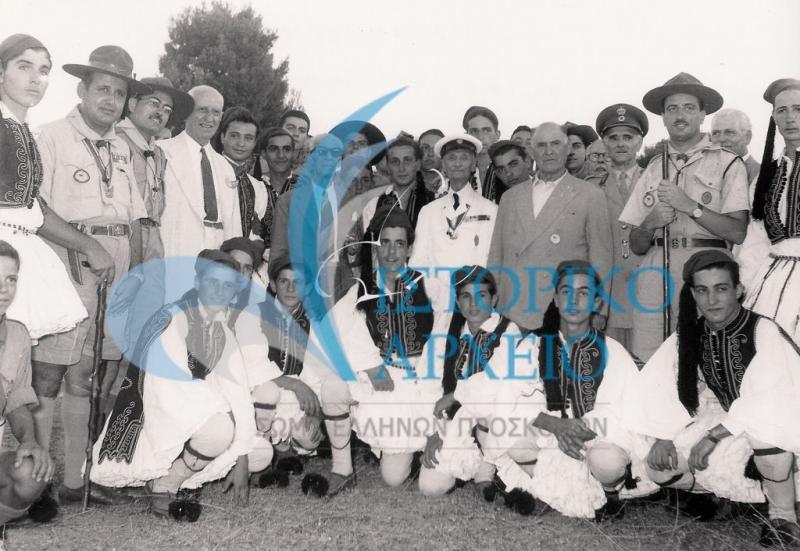 Απόδημοι πρόσκοποι που συμμετείχαν στο Τζάμπορη Αγίου Ανδρέα το 1956 σε φωτογραφία με τον Υπουργό Εθνικής Παιδείας & Θρησκευμάτων Πέτρο Λεβάντη, τον ΓΕ Δ. Αλεξάτο και το επιτελείο της κατασκήνωσης.