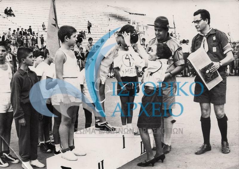 Η Αγγελική Ρουμπέση απονέμει βραβεία σε αγώνες λυκοπούλων της Περιφέρειας Πρωτευούσης το 1968 στο Στάδιο.