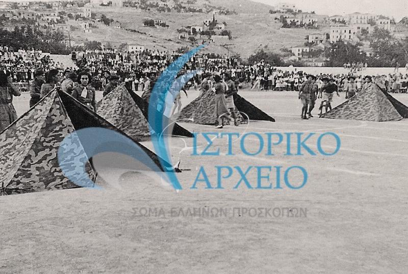 Πρόσκοποι και Οδηγοί σε επίδειξη Σκηνοπηγίας στην Καβάλα το 1947.