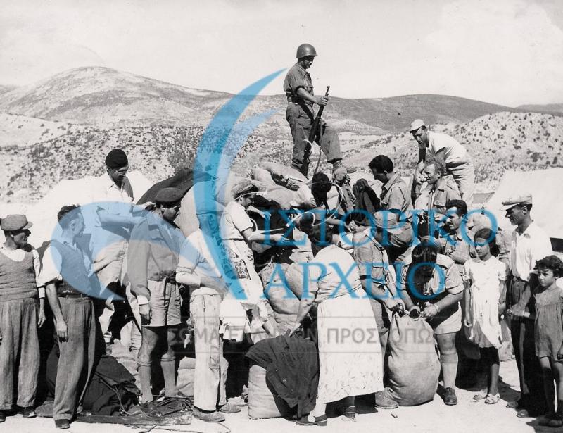 Πρόσκοποι βοηθούν στην διανομή ρούχων και κλινοσκεπασμάτων στους κατοίκους της Ζακύνθου μετά τον σεισμό στο Ιόνιο το 1948.