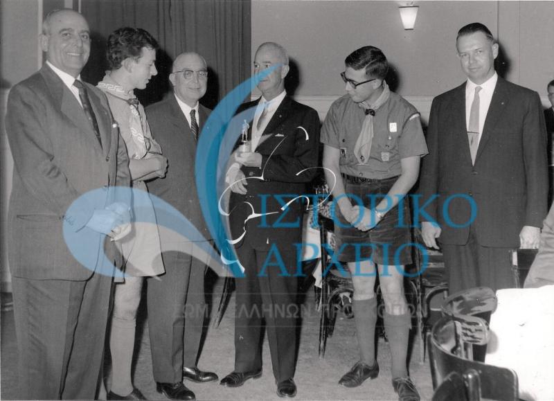 Ο Τ. Γκαζιάνης με τον Σκυριανίδη σε εκδήλωση της Αμερικανικής Ομάδας Ελλάδος (παιδιών προσωπικού Αμερικανικής Βάσης) το 1961 στην Κηφισιά.