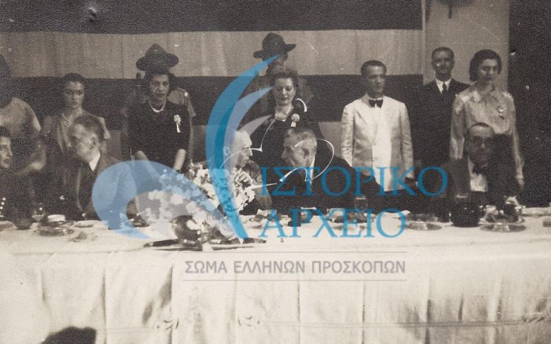 Ο Βασιλιάς Γεώργιος Β` παραθέτει δεξίωση στην Ελληνική Λέσχη Καϊρου τον Μάιο του 1942. Σε πρώτο πλάνο ο πρόεδρος της ελληνικής κοινότητας Χρ. Ανδουλιδάκης. Στο βάθος όρθιοι Έλληνες πρόσκοποι.