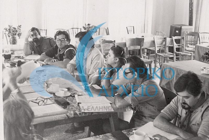 Από συνάντηση βαθμοφόρων στο ΠΥΒΑ 1980. Διακρίνονται: Η. Αϊβαλιώτης, Λ. Μαντζαβίνου, Χ. Βογιατζής, Π. Κατρούγκαλος, Λ. Φραγκουδάκης