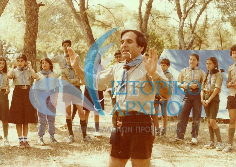 Ο ΓΕ Νίκος Καλογεράς σε εκδρομή των πρώτων μεικτών ομάδων προσκόπων στο ΠΥΒΑ το 1980.