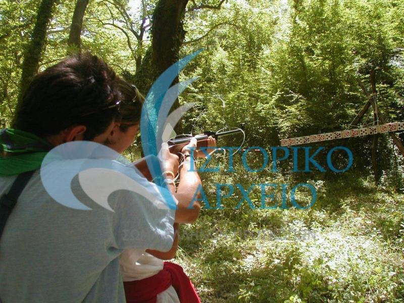 Σκοποβολή μέσα στο δάσος του Ζαγορίου στην 1η Πανελλήνια Δράση Ανιχνευτών "Ελπίδα" το 2002. 