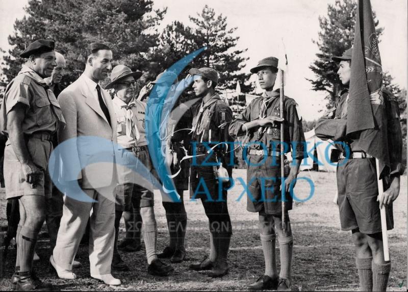 Ο Νομάρχης Φθιώτιδας ως εκπρόσωπος της Ελληνικής Κυβέρνησης επιθεωρεί ξένες προσκοπικές αποστολές της Κατασκήνωσης Ενωμοταρχών Νοτιοανατολικής Μεσογείου "Φιλία 1958" που έγινε στον Παρνασσό.