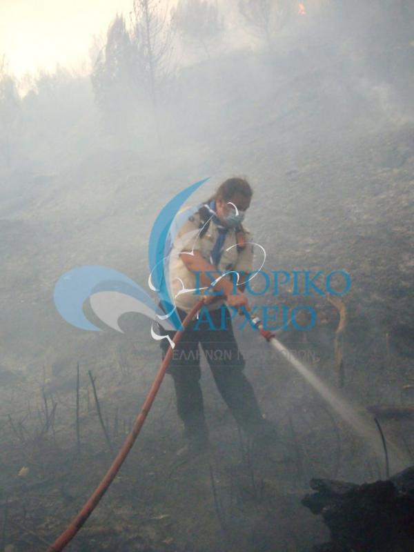 Πρόσκοποι βοηθούν στην κατάσβεση μικροεστιών στις πυρκαγιές στην Πάρνηθα το 2007.