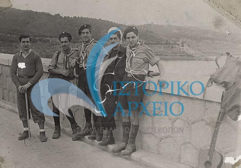 Οι Ακρίτες (ανιχνευτές) της 9ης Αθηνών σε εκδρομή στη Λίμνη Μαραθώνα τον Νοέμβριο του 1946.