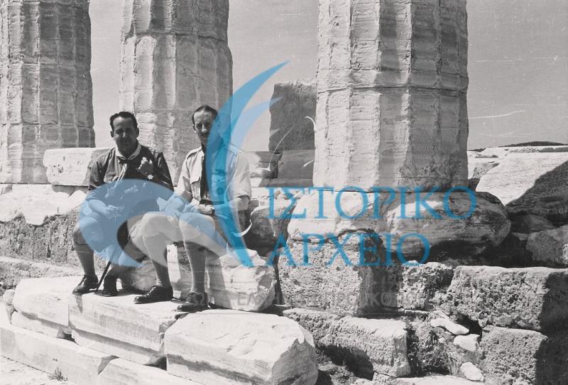 Ο ΓΕ Δ. Αλεξάτος με τον Αρχιπρόσκοπο του Διεθνούς Προσκοπικού Γραφείου Στρατηγό Σπράϊ στην Ακρόπολη των Αθηνών το 1959.