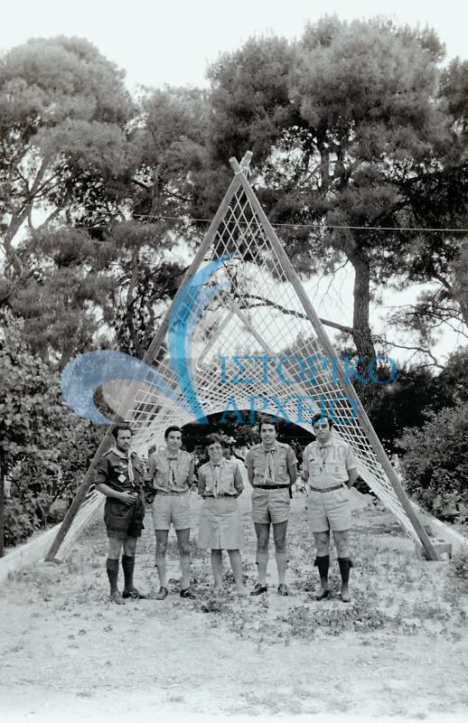 Εκπαιδευόμενοι στην πύλη της Σχολής Διακριτικού Δάσους Εφόρων Αρχηγών στο ΠΥΒΑ το 1972.