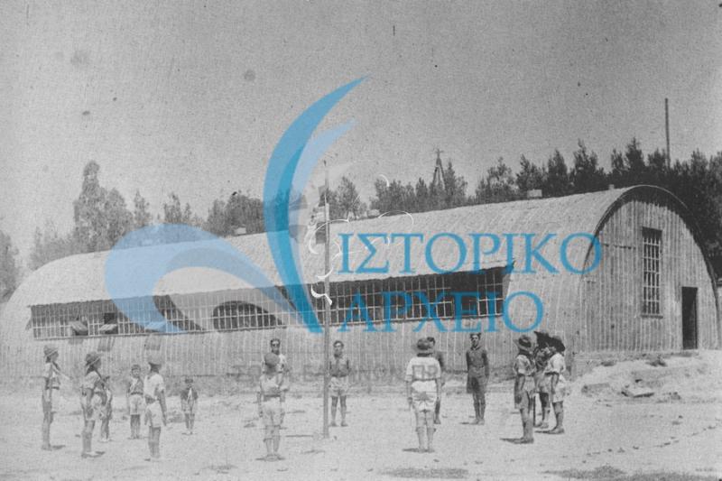 Πρόσκοποι του Χαλανδρίου σε Τυπικά Έναρξης στην πρόχειρη αλουμινένια κατασκευή που χρησιμοποιούσαν ως εστία στη Ρεματιά το 1955. 