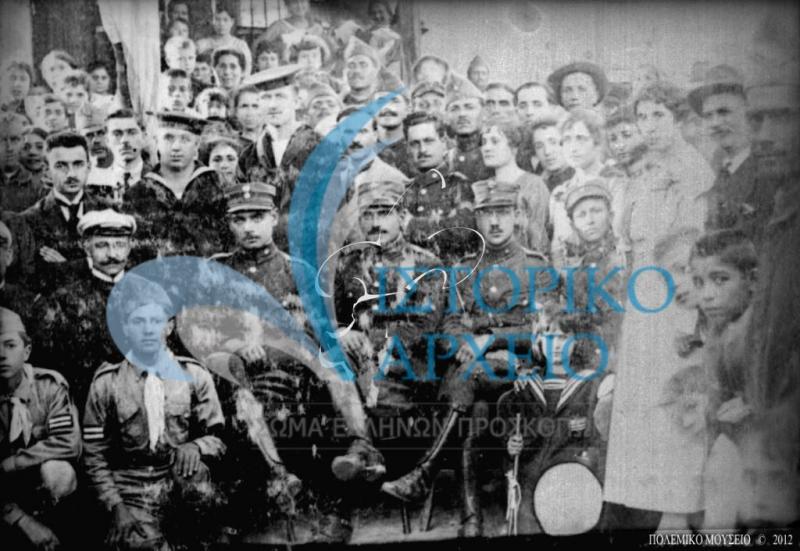 Έλληνες πρόσκοποι με στρατιώτες και κατοίκους της Σμύρνης σε αναμνηστική φωτογραφία από δεξίωση για την απελευθέρωση της Σμύρνης.