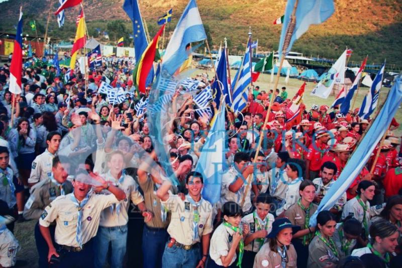 Η ελληνική προσκοπική αντιπροσωπεία στην πυρά έναρξης του Τζάμπορη στην Χιλή το 1999.