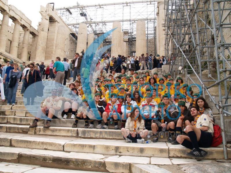 Λυκόπουλα της Χίου σε επίσκεψη στην Ακρόπολη κατά την 1η Πανελλήνια Δράση Λυκοπούλων για τα 75 χρόνια Λυκοπουλισμού.