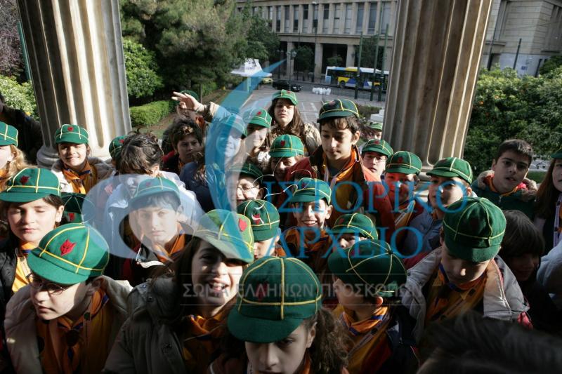 Λυκόπουλα εκφράζουν στην Παλαιά Βουλή σκέψεις και όνειρα για έναν καλύτερο κόσμο στο πλαίσιο της 1ης Πανελλήνιας Δράσης Λυκοπούλων το 2007.