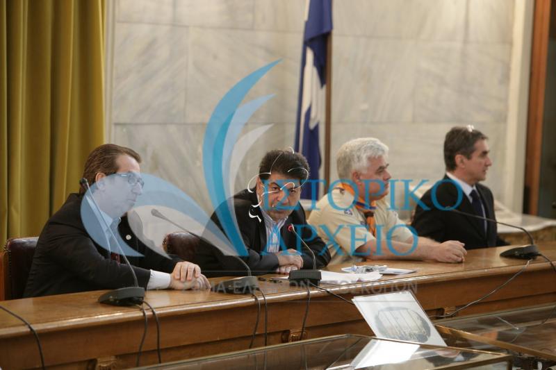 Ο Πρόεδρος ΔΣ ΣΕΠ Χρ. Σταθόπουλος ο ΓΕ Ισ. Κανέτης και οι εκπρόσωποι της Βουλής των Ελλήνων Λ. Ζαγορίτης και Α. Λοβέρδος ακούνε σκέψεις, προτάσεις και όνειρα των λυκοπούλων στην Παλαία Βουλή κατά την 1η Πανελλήνια Δράση Λυκοπούλων το 2007.