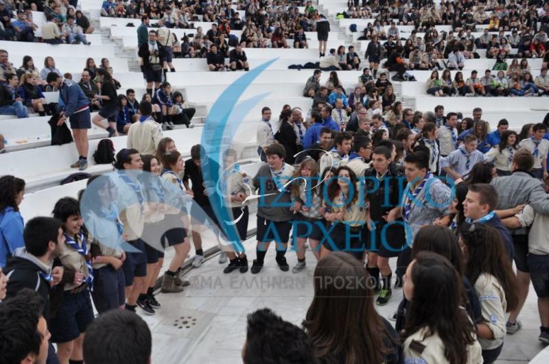 Κοινότητες παρουσιάζουν τα χορευτικά τους στην έναρξη της 27ης Πανελλήνιας Ανιχνευτικής Πολιτιστικής Ενημέρωσης στο Πειραιά το 2011.