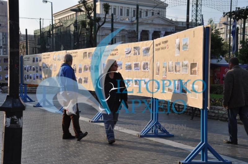 Κοινότητες παρουσιάζουν τις φωτογραφίες τους σε έκθεση στον Πειραιά κατά την 27η Πανελλήνια Ανιχνευτική Πολιτιστική Ενημέρωση το 2011.