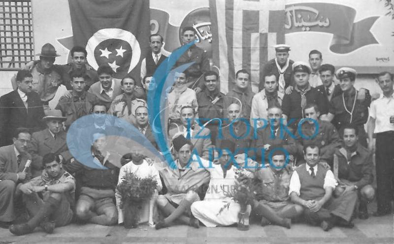 Οι Έλληνες Πρόσκοποι Αλεξανδρείας μαζί με Αιγύπτιους και του επισκέπτες Κλουβάτο και Σταμόπουλο σε εκδήλωση το 1950.