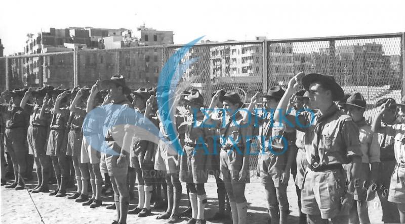 Πρόσκοποι της Αλεξάνδρειας σε παράταξη χαιρετούν κατά την επίσκεψή του τον Έλληνα Πρέσβη Μιχ. Μελά το 1952.