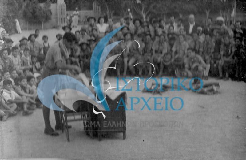 Έλληνες πρόσκοποι της Αλεξάνδρειας σε θεατρικό δρώμενο στην Πυρά κατά την επίσκεψη του Αντ. Μπενάκη στην Τοπική Εφορεία Ραμλίου το 1945.