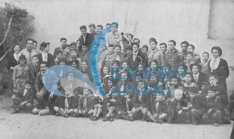 Πρόσκοποι και Οδηγοί της Αλεξάνδρειας στην Σχολή Κωφάλαλων το 1953. 