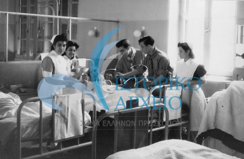 Πρόσκοποι της Αλεξάνδρειας βοηθούν στην περίθαλψη ασθενών σε νοσοκομείο της πόλης.