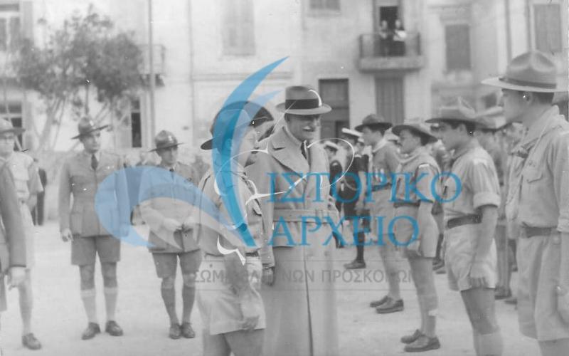 Ο Αντώνης Μπενάκης επιθεωρεί παρατεταγμένους προσκόπους στο Ράμλι Αλεξάνδρειας το 1949.