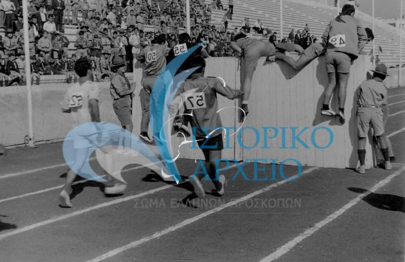 Πρόσκοποι στο άθλημα του δρόμου με εμπόδια στους Αγώνες Στίβου της ΠΕ Πρωτευούσις στο Στάδιο το 1971.