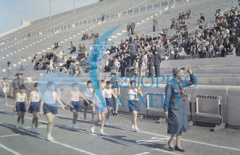 Λυκόπουλα εισέρχονται στο Στάδιο στους Δ` Αθλητικούς Αγώνες Λυκοπούλων ΠΕ Πρωτευούσης το 1958.