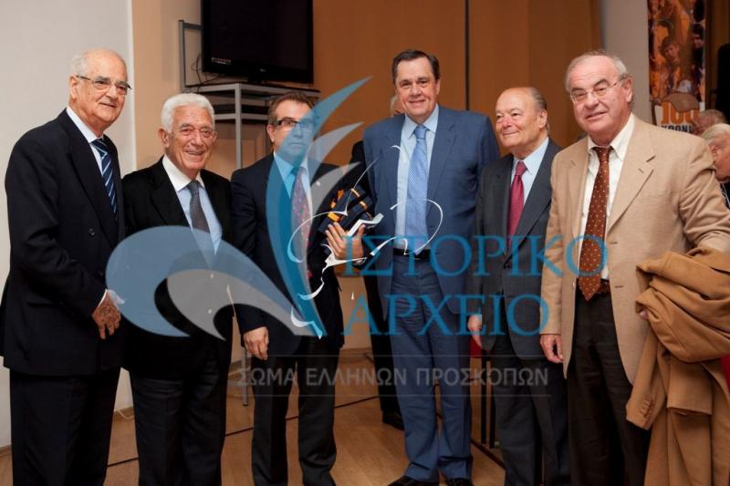 Ο Πρόεδρος του ΔΣ ΣΕΠ Χρ. Σταθόπουλος με μέλη της Προσκοπικής Κοινοβουλευτικής Ένωσης που παραβρέθηκαν ως ομιλητές στην παρουσίαση του Λευκώματος 100ετίας του ΣΕΠ. Διακρίνονται: Απ. Κακλαμάνης, πρ. Πρόεδρος της Βουλής, Γ. Καψής, Ν. Αλευράς και Τ. Νεράντζης.