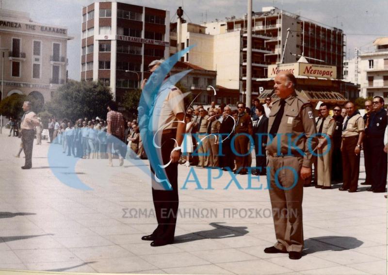 Ο ΓΕ Γ. Ασημακόπουλος χαιρετάει προσκοπικά τμήματα που παρελαύνουν στην Καβάλα κατά την Σύναξη Βαθμοφόρων της ΕΠ Βορείου Ελλάδος που πραγματοποιήηθηκε στη περιοχή. Δίπλα του ο ΠΕ Καβάλα Ε. Καρφαρίδης.