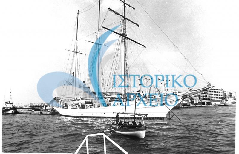 Σκάφος ναυτοπροσκόπων ανοικτά της Μηχανιώνας δίπλα στο σκάφος "Ευγένιος Ευγενίδης",της Σχολής Μηχανικών Εμπορικού Ναυτικού, κατά το 1ο Ράλλυ Ναυτοπροσκόπων Θεσσαλονίκης "Νέαρχος" το 1973.