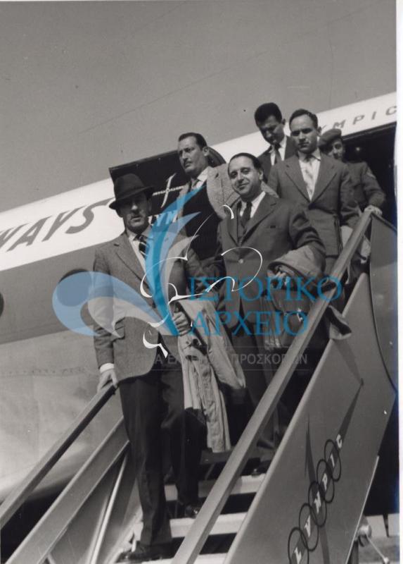 Ο έφορος Θεσσαλονίκης υποδέχεται στον Αερολιμένα τον Διευθυντή του Παγκόσμιου Προσκοπικού Γραφείου Στρατηγό Σπράυ κατά την επίσκεψή του στην Θεσσαλονίκη το 1960.